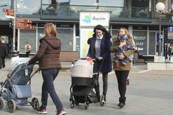 Gradonačelnik Novog Sada: "Grad za prvo dete daje 50.000, a za trojke i rođene za Novu godinu 300.000 dinara, a besplatni udžbenici od sledeće godine"