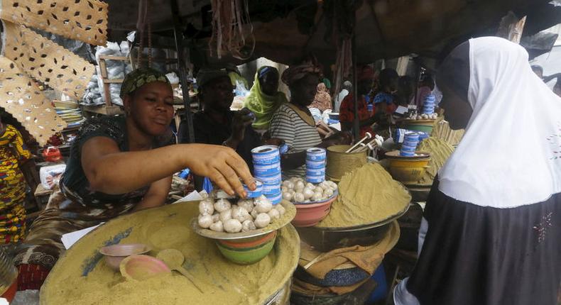 Women sell henna at Adjame's Market ahead of Eid al-Adha in Abidjan, Ivory Coast September 23, 2015. REUTERS/Thierry Gouegnon