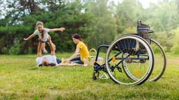 świadczenie pielęgnacyjne 2026: znamy oficjalną kwotę (3386 zł). kto m