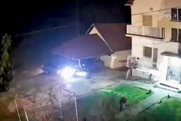 (VIDEO) SLETEO SA PUTA, PA PA SE ZAKUCAO U KUĆU Haos kod Obrenovca: Naleteo na dva parkirana automobila