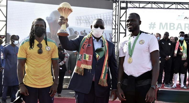 Le président Macky Sall soulève le tout premier trophée de Champion d'Afrique remporté par le Sénégal