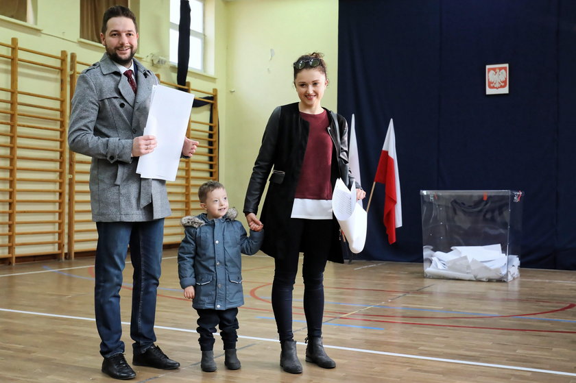 Rafał Trzaskowski wygrywa w I turze według sondażu exit poll
