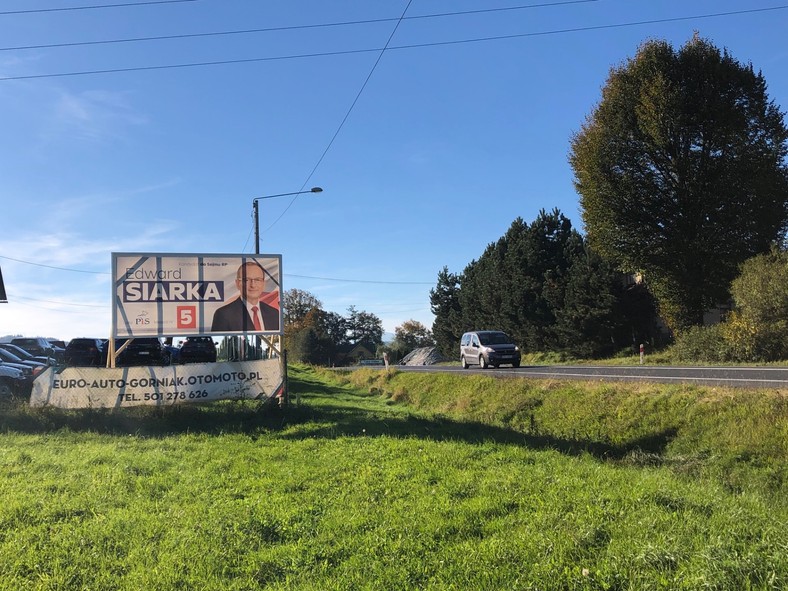 Plakat wyborczy Edwarda Siarki na wjeździe do Spytkowic.