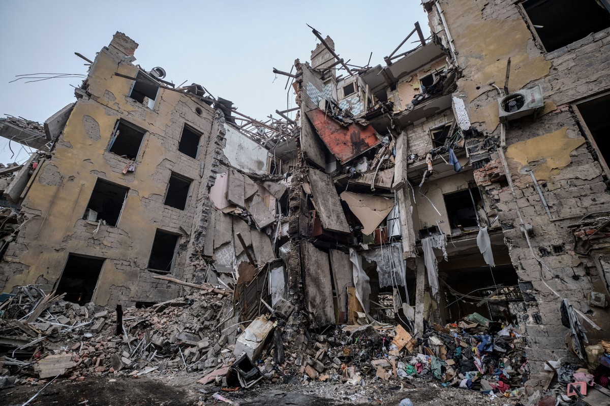 Uszkodzenia w miejscu nocnego nalotu rakietowego na dzielnicę mieszkaniową w Kramatorsku, obwód doniecki, wschodnia Ukraina, 2 lutego 2023 r.