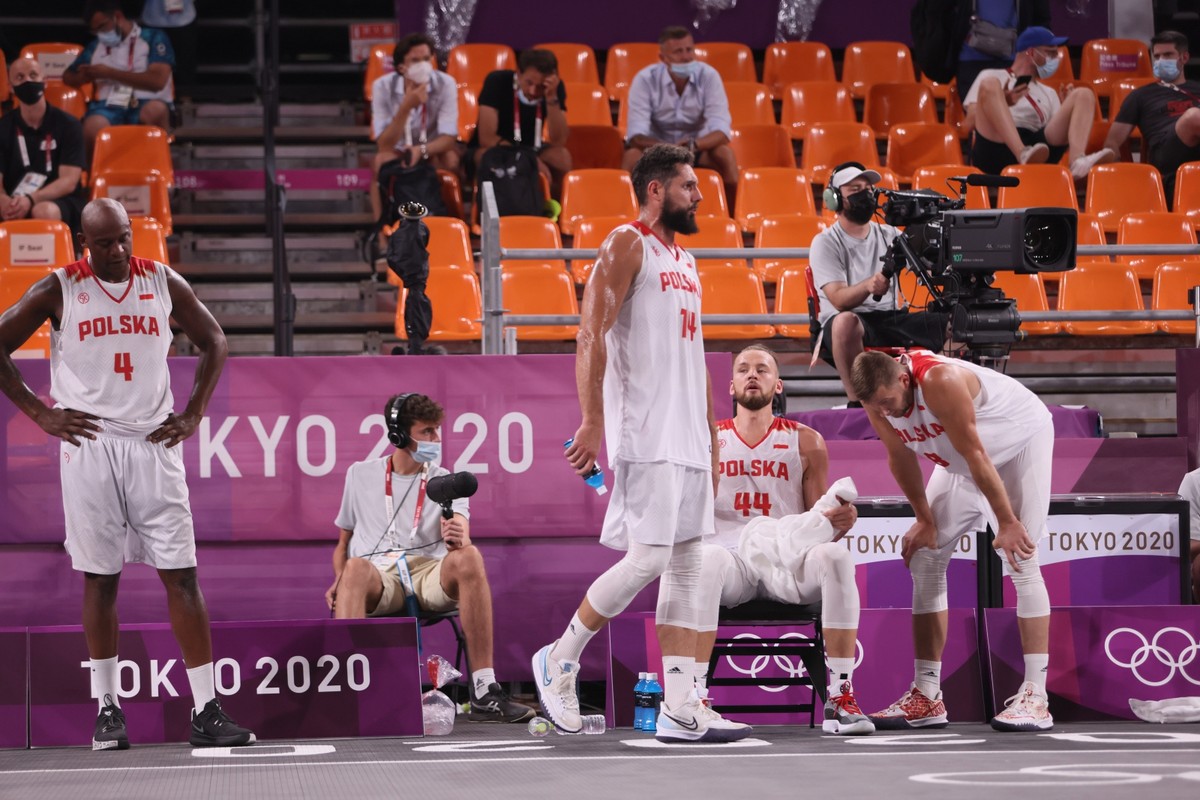 Smutek zawodników reprezentacji Polski koszykarzy po porażce z Chinami