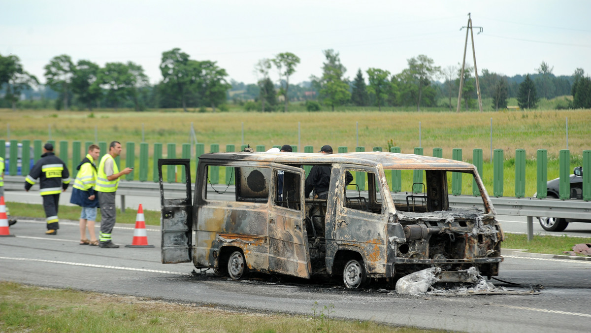 Do dramatycznego wypadku doszło na autostradzie A1 w miejscowości Rębielcz w woj. pomorskim. W grupę pracowników naprawiających nawierzchnię wjechał samochód osobowy, któremu pękła opona. W wyniku zdarzenia, do którego doszło w sobotę ok. 10 rano, ucierpiało sześć osób, w tym dwie zostały poparzone. Autostrada A1 była zablokowana w kierunku Gdańska przez trzy godziny. Jeden z pasów będzie wyłączony z użytkowania przez kilka dni.