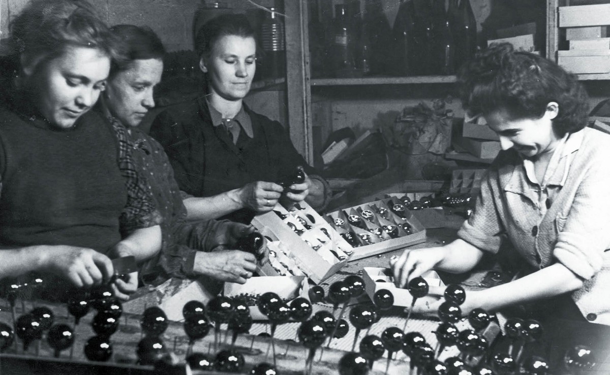 Wytwórnia bombek choinkowych w Krakowie, grudzień 1942 r.