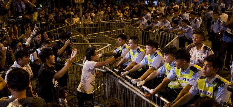 Władze Hongkongu ostrzegają przed "stałymi" stratami na rynkach finansowych