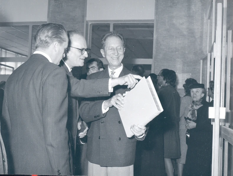 Sa otvaranja Spomen-zbirke, 22.oktobra 1961., Ivan i Đorđe Tabaković drže knjigu utisaka