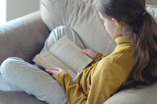 Nastolatki czytają - wynika z raportu Biblioteki Narodowej