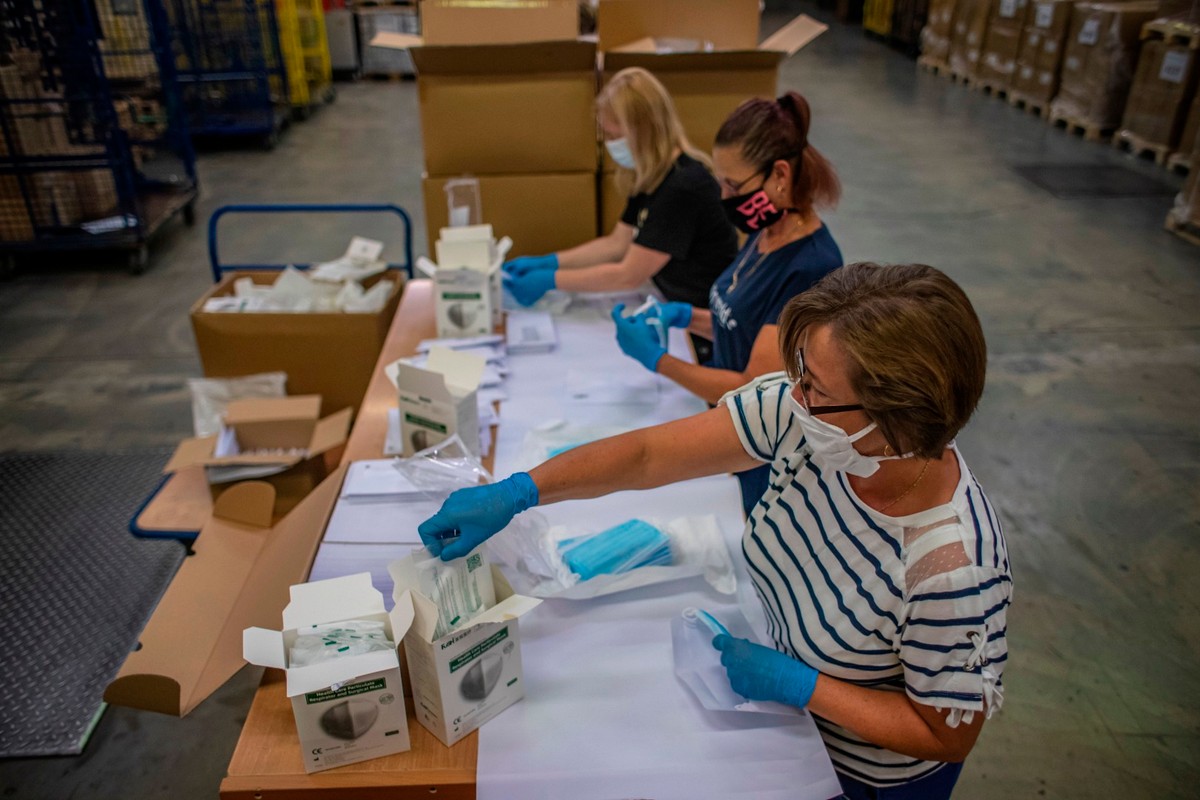 Przesyłki z maseczkami dla emeytów w Czechach