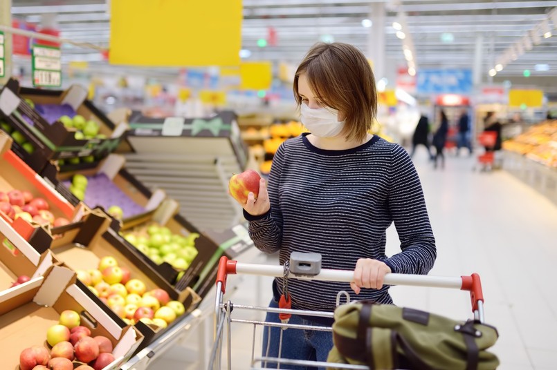 Rzecznik MZ: Sklepy mogą nie obsługiwać klientów bez maseczek