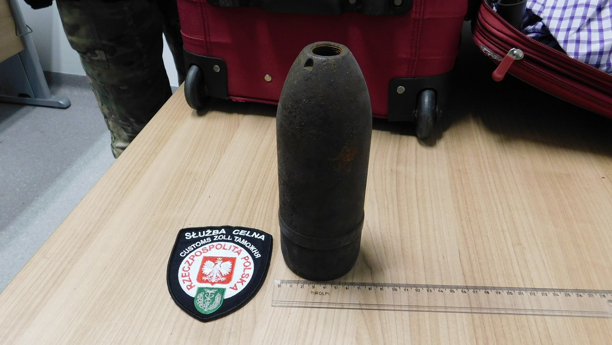 Do nietypowego odkrycia doszło wczoraj na lubelskim lotnisku. 20-letni Litwin w bagażu podręcznym umieścił pocisk artyleryjski. Mężczyzna usłyszał zarzut nielegalnego posiadania broni.