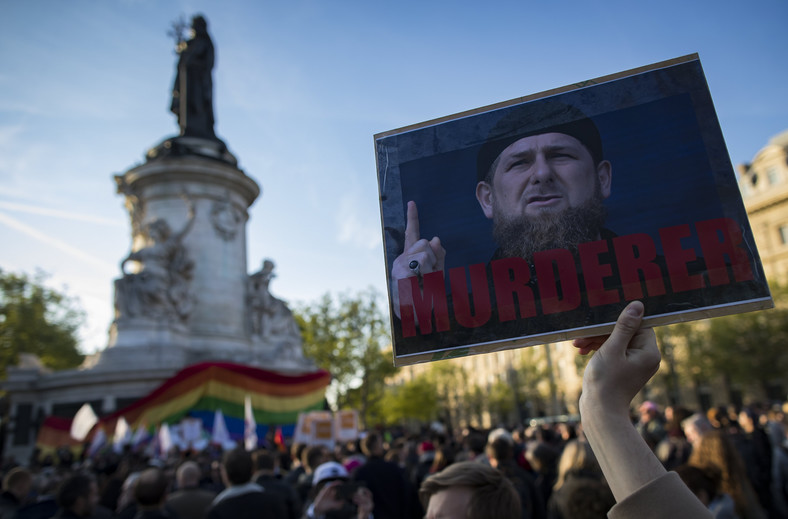 Protest w Paryżu przeciwko brutalnej polityce Kadyrowa wymierzonej w środowiska LGBT+, 20.04.2017