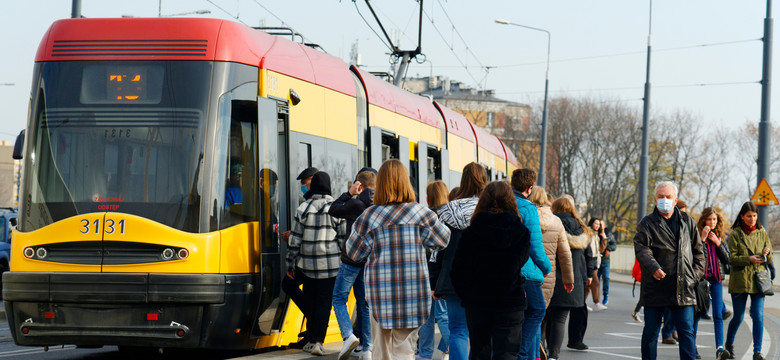 W Warszawie wykoleił się tramwaj. Utrudnienia w ruchu