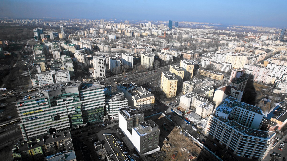 Pierwszy dzień roboczy z nową organizacją ruchu w al. Solidarności w rejonie skrzyżowania z Andersa. Trwają przygotowania do budowy nowoczesnych wiat przystankowych - informuje tvnwarszawa.pl.