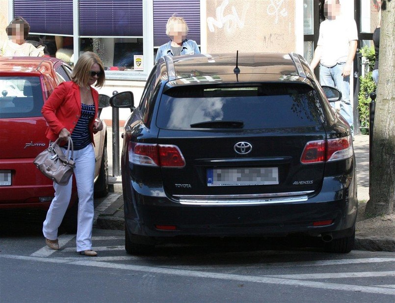 Fotoreporterzy "Faktu" zrobili zdjęcia żony premiera Małgorzaty Tusk jak wsiadała do czarnej toyoty avensis