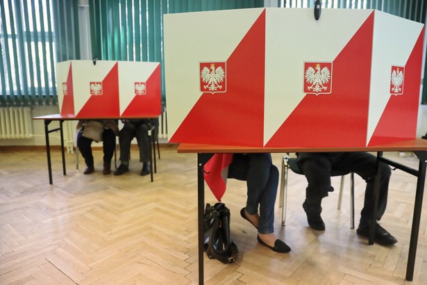 Według sondażu IPSOS w wyborach do sejmików wojewódzkich w skali kraju PiS uzyskało 32,3 proc., Koalicja Obywatelska – 24,7 proc., PSL – 16,6 proc., Kukiz'15 – 6,3 proc., Bezpartyjni Samorządowcy – 6,3 proc., SLD-Lewica Razem – 5,7 proc. Frekwencja wyborcza wyniosła 51,3 proc.