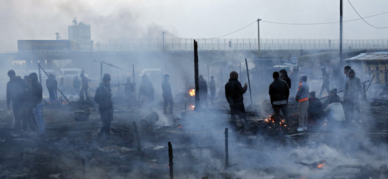 Działacze skrajnej prawicy zatrzymani. Podpalali opony w Calais i blokowali migrantom wstęp do miasta