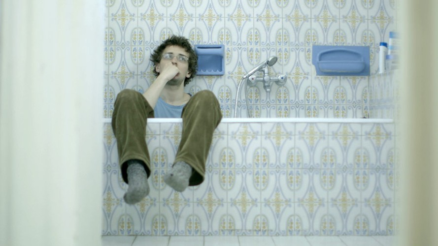 Sens życia oraz jego brak, reż. Gábor Reisz
<br><br>
Obsypany nagrodami (Nagroda specjalna jury, nagroda publiczności, nagroda jury studenckiego za najlepszy scenariusz, nagroda TorinoSette Readers) na festiwalu w Turynie i Karlowych Warach „Sens życia oraz jego brak” to porywająca komedia debiutującego w fabule Węgra Gábora Reisza. „Sens życia oraz jego brak” to niekonwencjonalna opowieść o wchodzeniu w dorosłość, w której odnajdą się widzowie pod każdą szerokością geograficzną. 
<br><br>
Áron jest tuż przed trzydziestką i właśnie rzuciła go dziewczyna. Chłopak ma poczucie, że musi zupełnie zmienić swoją egzystencję, ale brakuje mu wykrystalizowanego planu na przyszłość. Dotąd żył z dnia na dzień, bez stałej pracy, co wydawało mu się dobrym pomysłem. Na jego utrzymanie łożyli rodzice, uniezależnienie się od nich nie było dla chłopaka priorytetem. Teraz jednak ma możliwość wyjazdu za granicę, który wydaje się całkiem realny. Bez wiedzy rodziców, z pomocą ich karty kredytowej, kupuje bilet do Portugalii. Ale przed wyjazdem poznaje kogoś i to spotkanie może okazać się dla niego decydujące. Szkoda, że zobaczenie tej osoby ponownie może nie być takie proste…