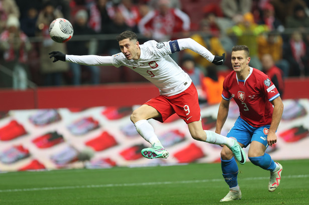 Polak Robert Lewandowski (L) i Tomas Holes (P) z Czech podczas meczu grupy E eliminacji piłkarskich mistrzostw Europy z Polską w Warszawie