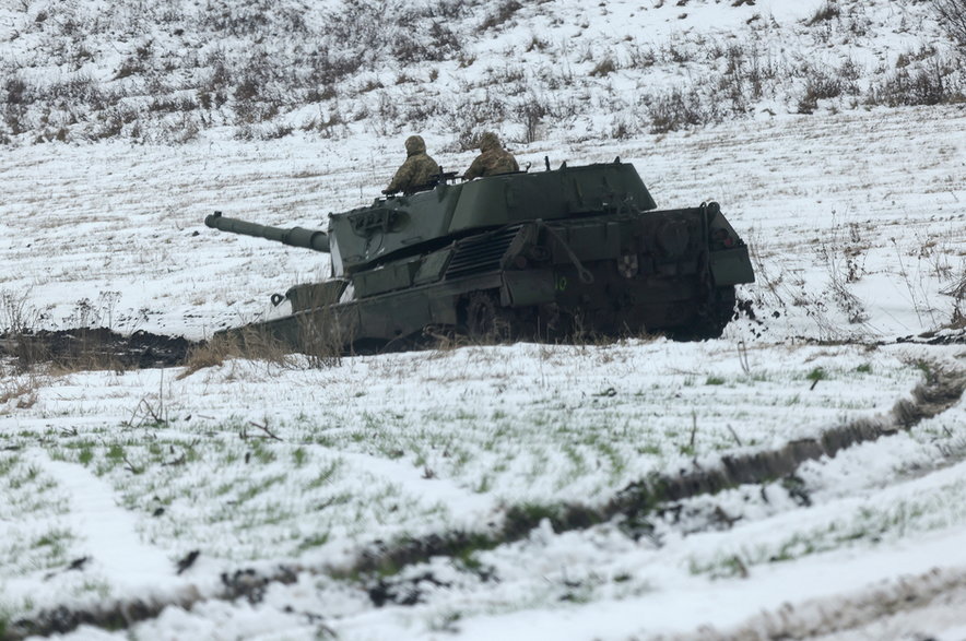 Ukraiński czołg w regionie Charkowa, 24 listopada 2023 r.