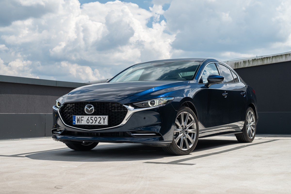 Mazda 3 tanieje. Japońska marka ostro tnie ceny swoich samochodów