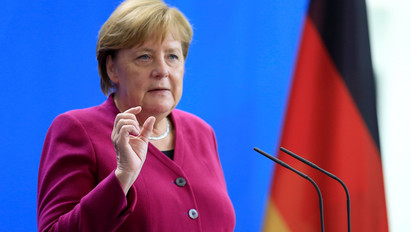 Kínos: úgy megörült egy reptéri dolgozó, hogy találkozhat Merkellel, hogy belehajtott a német kancellár magángépébe – fotó