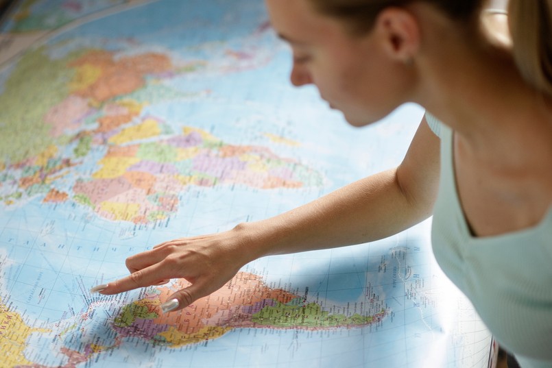 The,Girl,Looks,At,The,Map,,Chooses,The,Place,Of, quiz, mapa