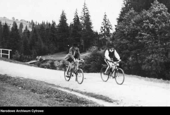 Górale jadący na rowerach (1947 rok) - domena publiczna