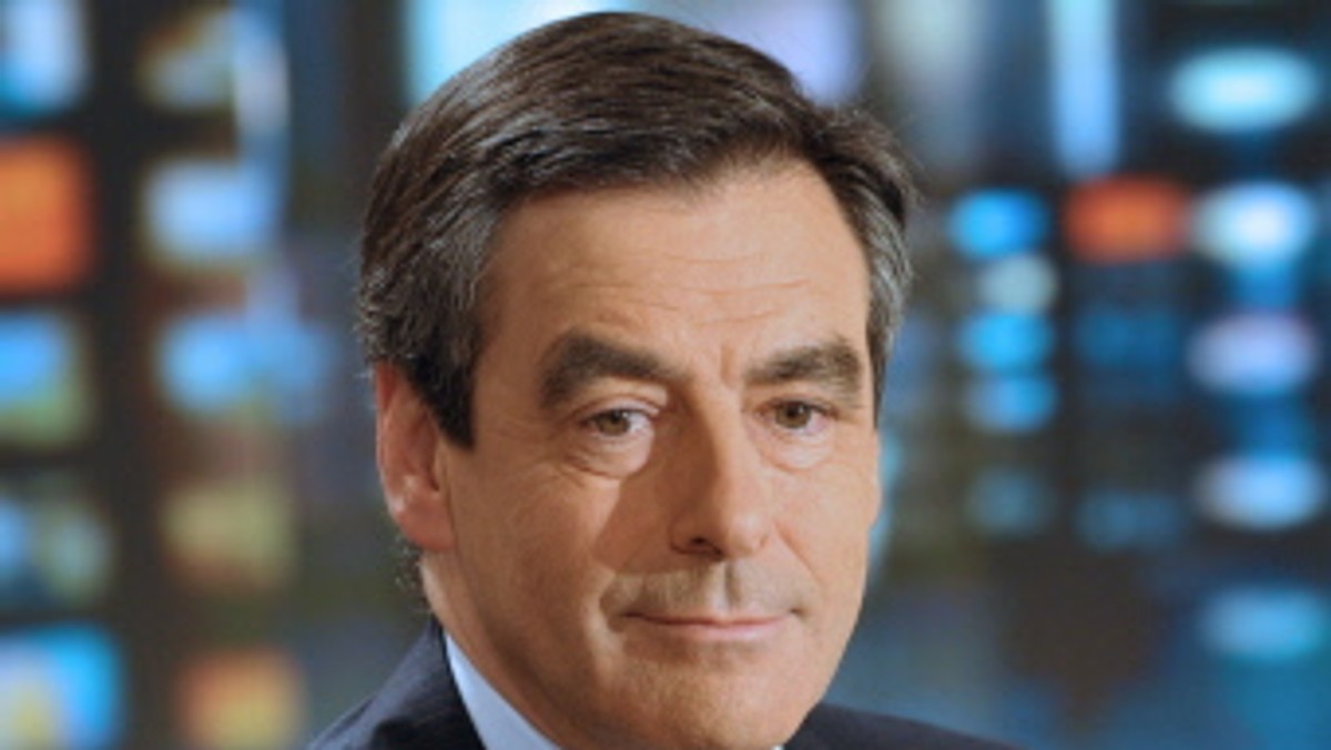 Francuski premier Francois Fillon przyznał we wtorek, że z powodu protestów przeciw reformie emerytalnej jedna trzecia departamentów Francji ma kłopoty z zaopatrzeniem w paliwo. Uspokaja on jednak, że za kilka dni sytuacja wróci do normy.