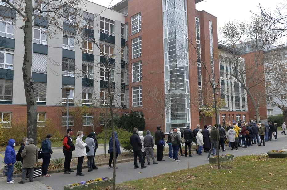 Elkezdődött az oltási akcióhét, sokan vannak az oltópontokon - Budapest / Fotó: MTI/Soós Lajos