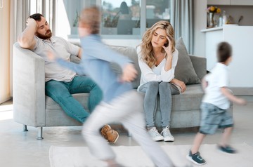 A hiperaktivitás, a magasabb mozgásigénynek jele lehet, ha nehezen képes kitartóan egy helyben ülni, fészkelődik, izeg-mozog, folyton elhagyja a helyét, ugrál, rohangál, nem tud kitartóan önállóan játszani, és feltűnően sokat beszél.