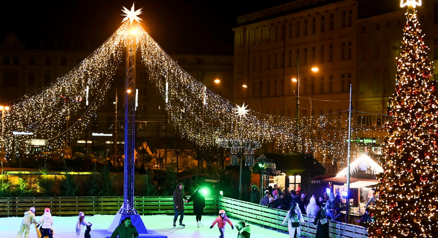 Lodowiska na pl. Wolności i na pl. PeWuKi to nowe atrakcje tej zimy w mieście. 