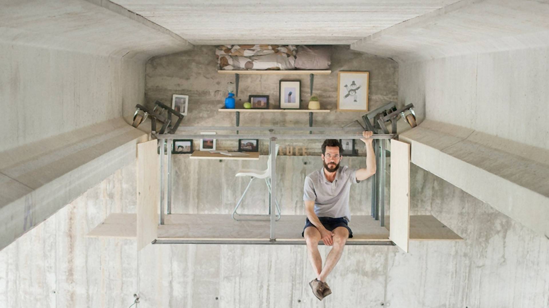 Zawiesił tajną, miniaturową pracownię pod jednym z mostów Walencji