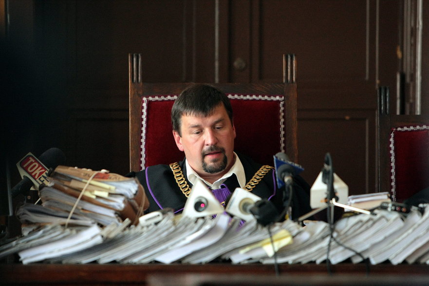 Sędzia Jarosław Bolek odczytuje 3 lipca 2008 r. wyrok w sprawie oskarżonych o przyjmowanie pieniędzy od zakładów pogrzebowych za informacje o zgonach pacjentów