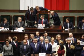 Opozycja okupuje mównic? w Sejmie