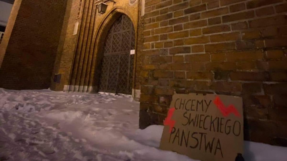 Trójmiasto. Nietypowy protest pod kościołami