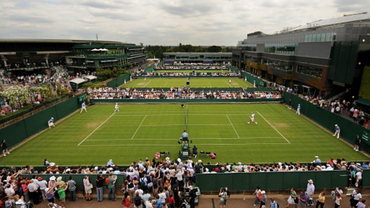 W trakcie tegorocznych igrzysk w Londynie wiekowe trawiaste korty The All England Lawn Tenis Club czeka rewolucja. Uczestnicy nie będą grać w białych strojach, lecz wielobarwnych ubraniach narodowych. Zielone plandeki ozdobi olimpijskie logo.