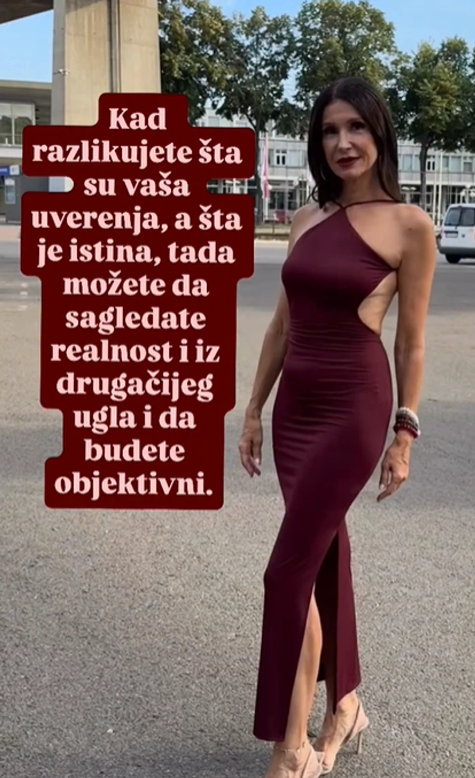 Snežana Dakić u haljini bez brushaltera