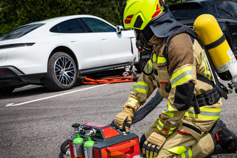 Rosenbauer opracował system gaszenia baterii litowo-jonowych w autach elektrycznych