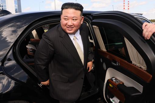 Kim Dzong Un wysiada z limuzyny