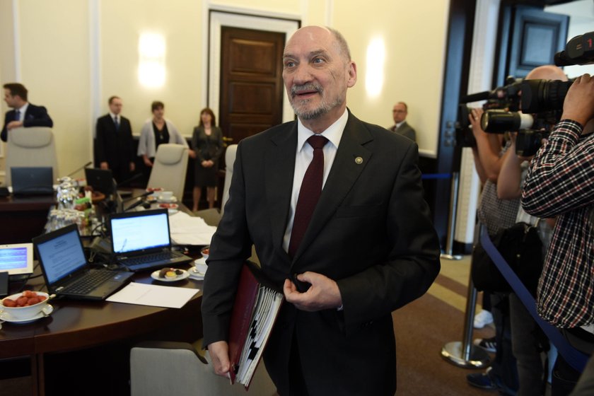 Kowalski z Ruchu Narodowego popłakał się na wizji przez Macierewicz