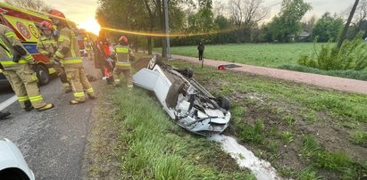 Z auta wydobywał się dym. A on z opuszczoną głową bezwładnie tkwił w fotelu