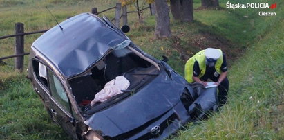 Dramat na drodze. Matka z dziećmi wypadły z samochodu