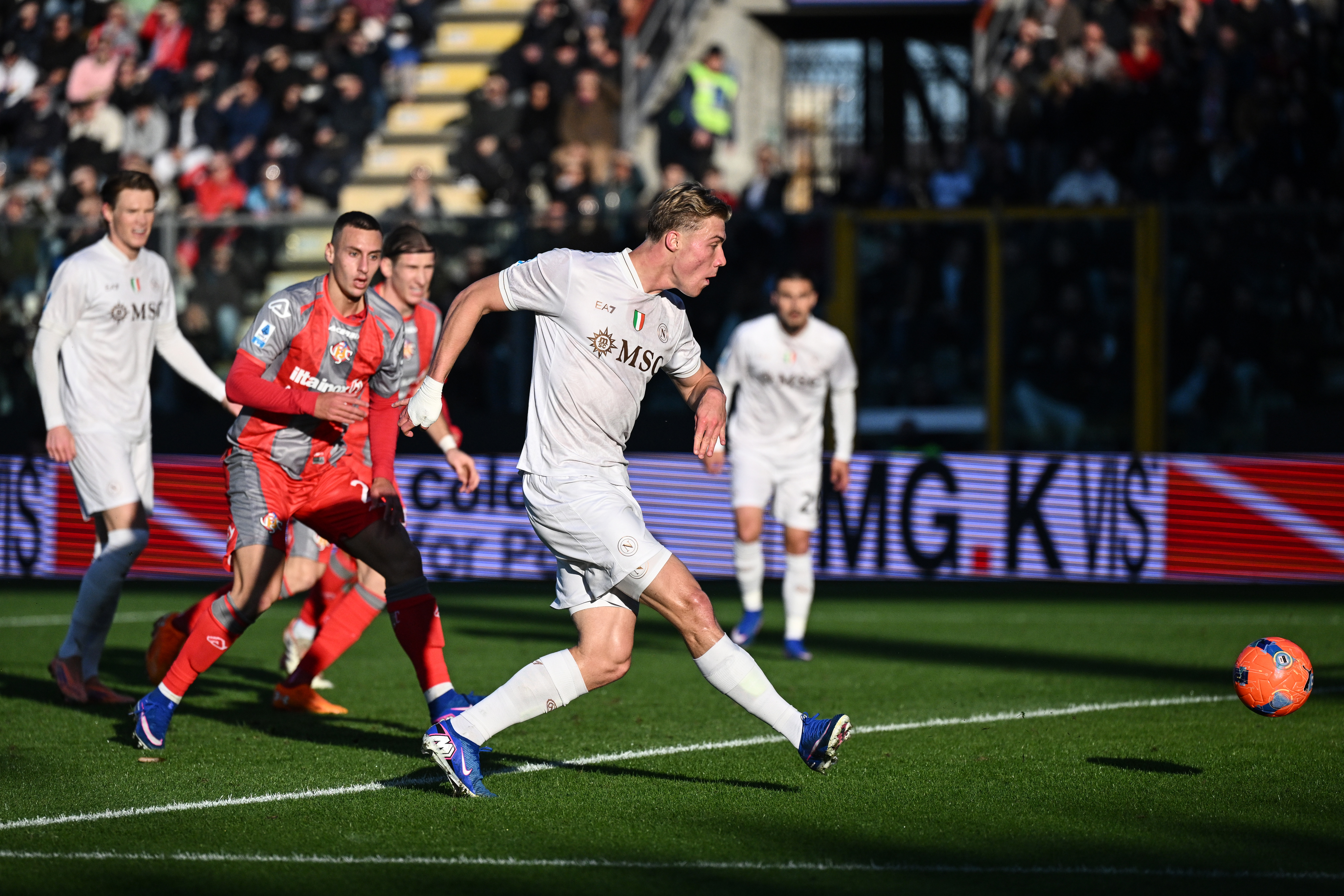 Napoli secondo a -1 dal Milan: doppietta Hojlund stende la Cremonese