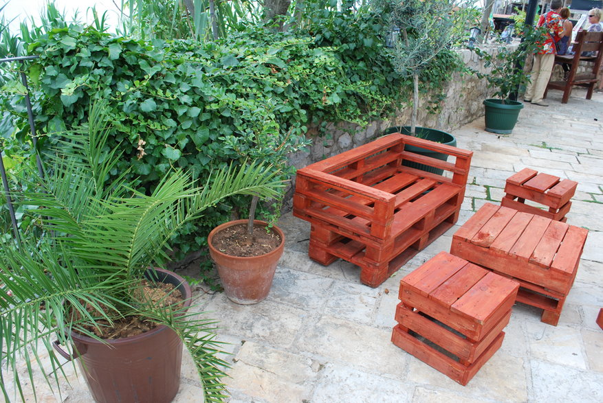 Meble z palet można wykorzystać zarówno w domu jak i w ogrodzie czy na tarasie - dagabu/stock.adobe.com