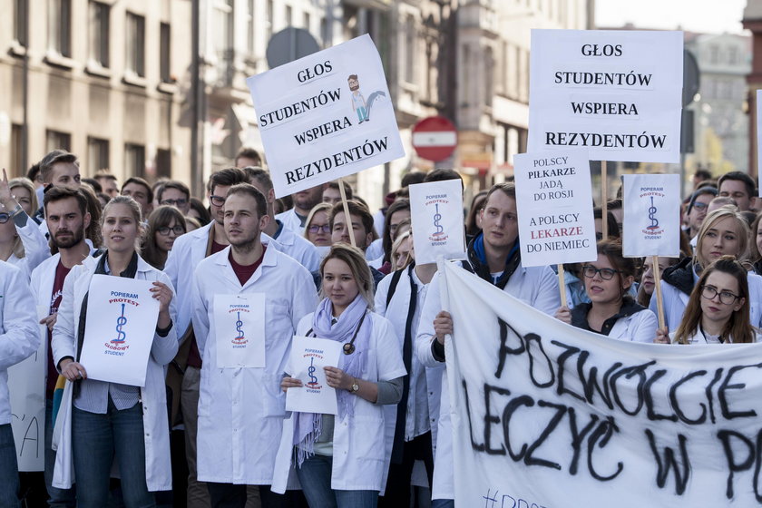 Pikieta studentów medycyny w geście poparcia dla protestujących lekarzy-rezydentów z Warszawy