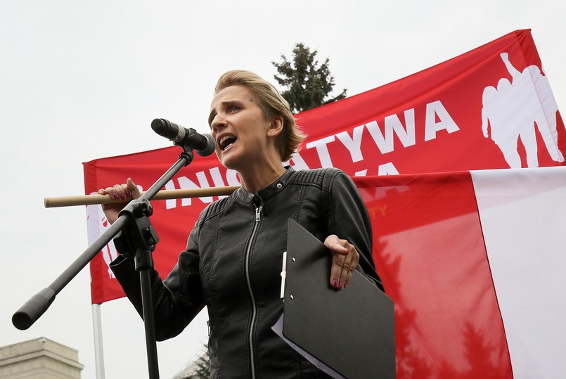 Ubrani na czarno uczestnicy sobotniej manifestacji trzymali transparenty: "Pięćset złotych nie dla zygoty", "Brak legalnej aborcji zabija", "Chcemy lekarzy nie policjantów", "Moja wagina nie twoja broszka", "Oprócz macic mamy mózgi - decydujemy same". Manifestujący trzymali również nekrologi z hasłem "Z przykrością zawiadamiamy o śmierci śp. praw kobiet". W kierunku Sejmu skandowano m.in.: "Oszuści!", "Chcemy kochać, nie umierać!", "Zatrzymamy fanatyków!", "Hańba, posłowie budują piekło kobiet!".