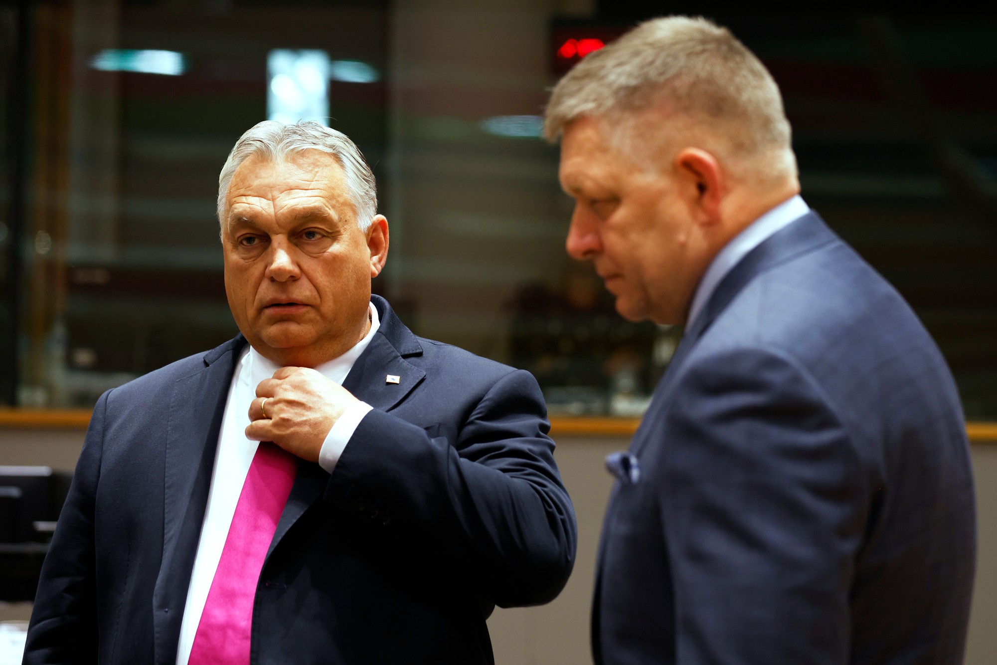 Slovenský premiér Robert Fico (vpravo) a maďarský premiér Viktor Orbán (vľavo) diskutujú na úvod dvojdňového summitu lídrov EÚ v Bruseli.